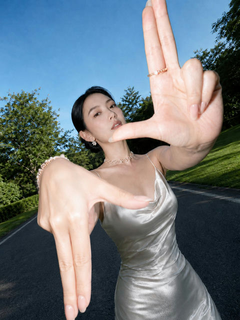 东亚女性时尚特写广角人像 - AI图片提示词示例