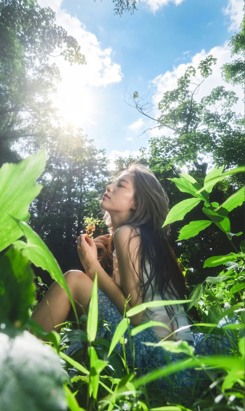 森林低视角手握苹果女性写真 - AI图片提示词示例
