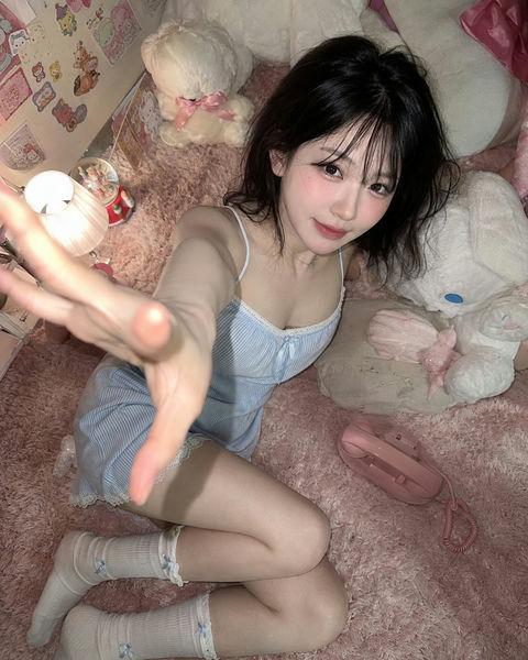 粉白玩偶感居家直闪韩系少女 - AI图片提示词示例