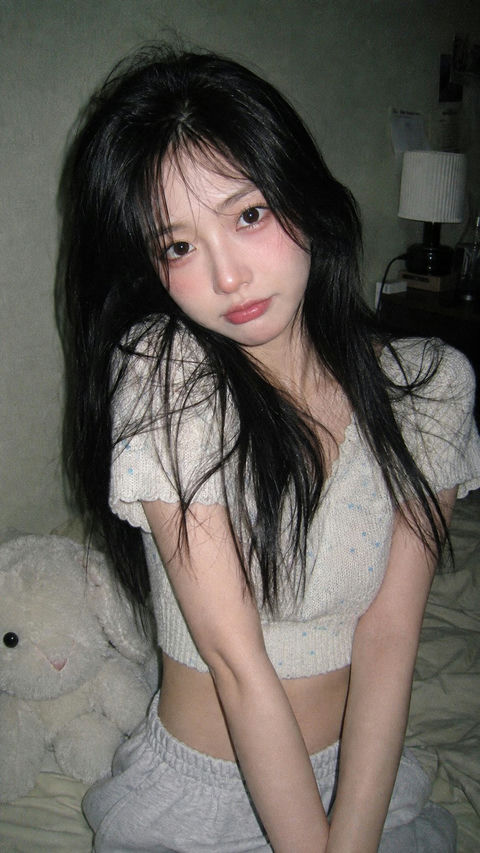 韩系女友卧室CCD直闪随拍 - AI图片提示词示例