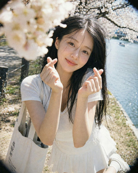 樱花树下一次性相机胶片感少女写真 - AI图片提示词示例