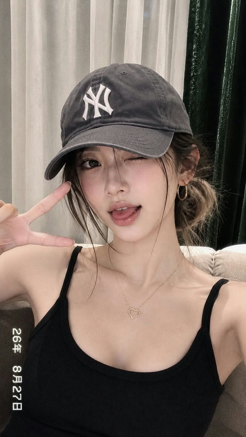 超写实iPhone17Pro自拍东亚女性生活照 - AI图片提示词示例