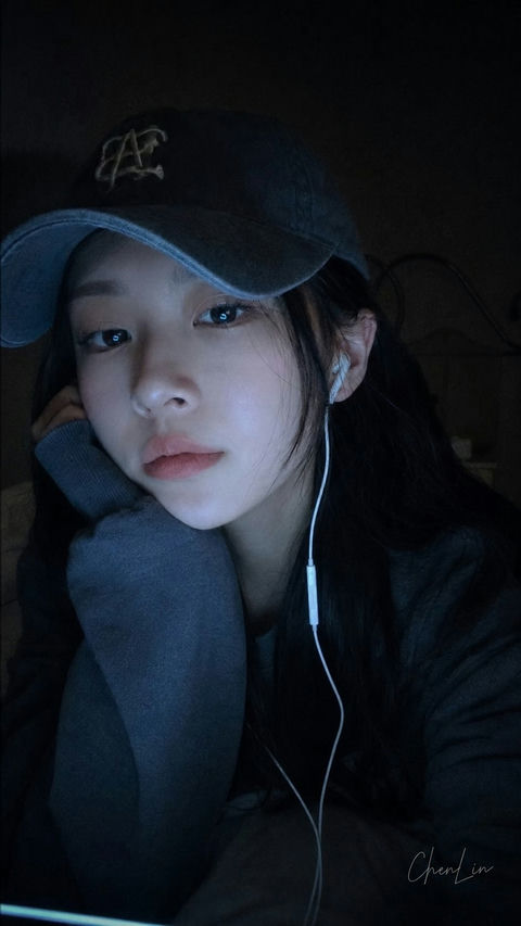 韩系女友视角手机前置视频通话 - AI图片提示词示例