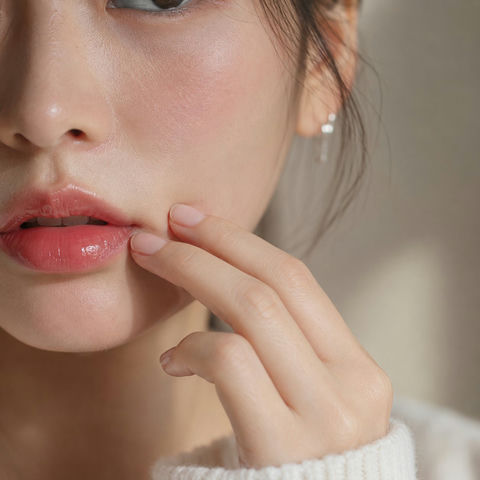 韩系女友微距人像唇部特写 - AI图片提示词示例