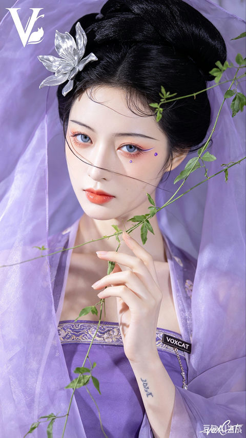 东方幻想清冷紫调花神写真特写 - AI图片提示词示例