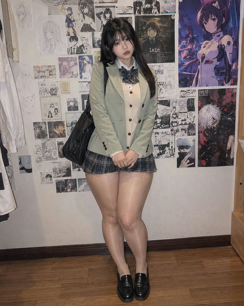 超写实室内日系制服少女全身人像摄影 - AI图片提示词示例