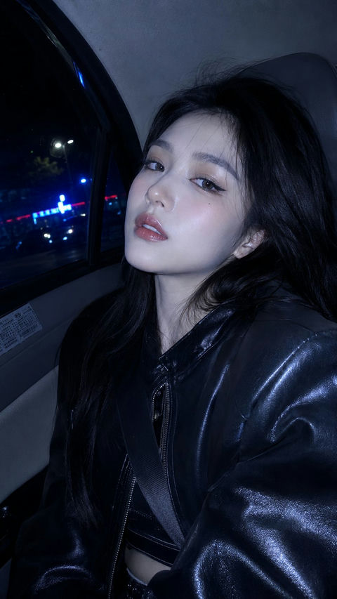 CCD直闪冷蓝夜景韩系女友视角 - AI图片提示词示例