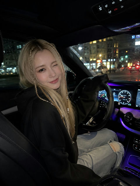 豪车座驾金发少女夜间俏皮自拍 - AI图片提示词示例