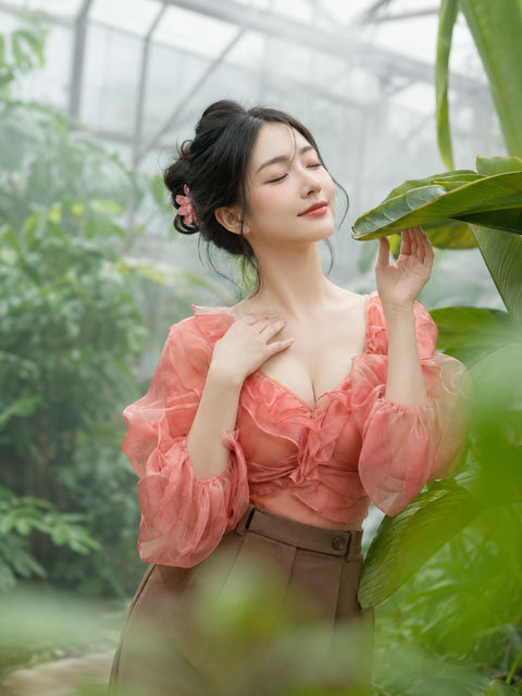 温室里的珊瑚粉梦幻美容人像 - AI图片提示词示例