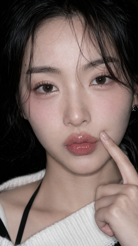 韩系冷感微距美妆真实质感特写 - AI图片提示词示例