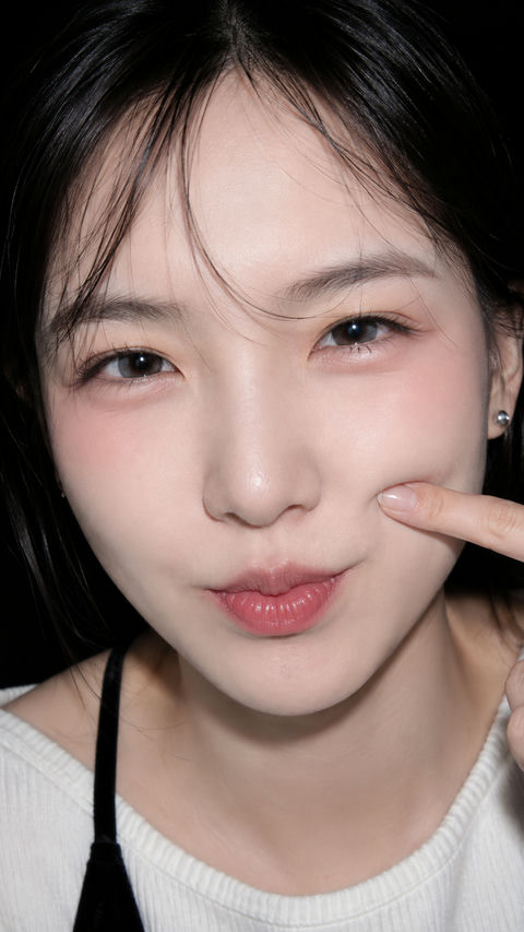 韩系超写实微距美妆怼脸特写 - AI图片提示词示例