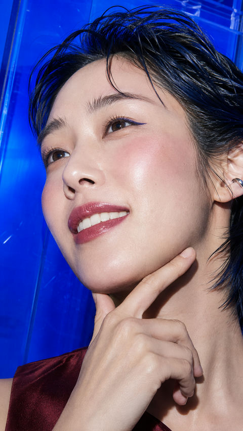 韩系彩妆广告微距硬闪莓果色调肖像 - AI图片提示词示例