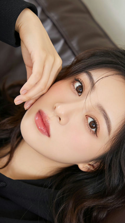 真实东亚女性特写人像写真 - AI图片提示词示例