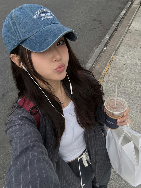 城市街头自然风女性自拍人像 - AI图片提示词示例