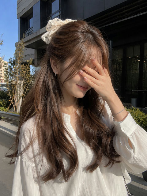 阳光下的韩系唯美遮眼少女 - AI图片提示词示例