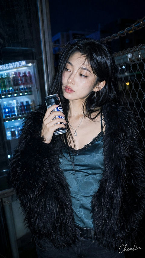 韩系冷蓝夜街CCD直闪人像写真 - AI图片提示词示例