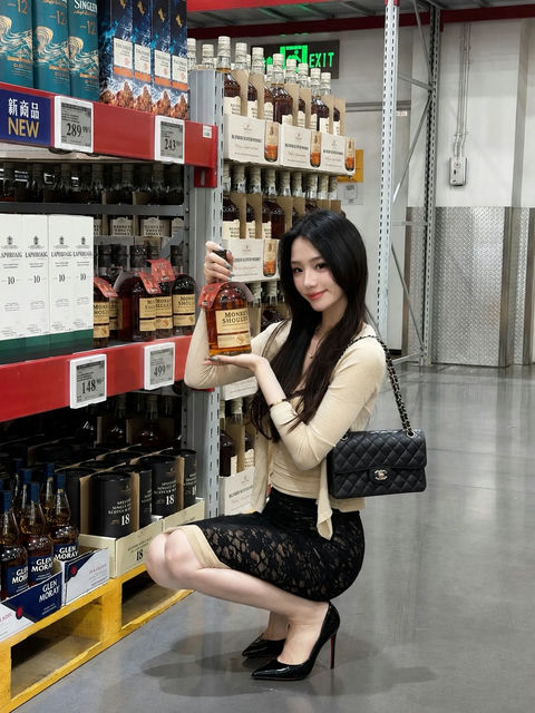 仓储超市蹲姿挑选酒水的东亚女性写实街拍 - AI图片提示词示例