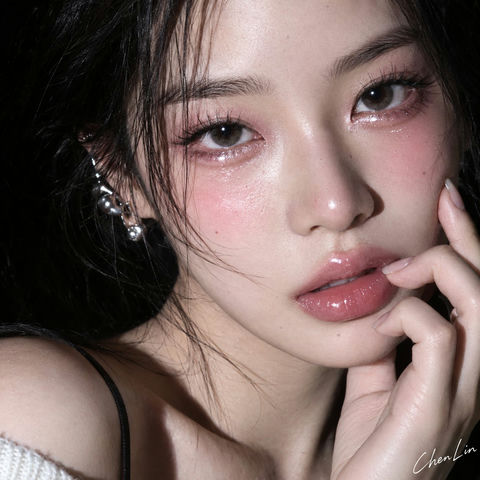 极近微距硬闪韩系湿润感美妆写真 - AI图片提示词示例