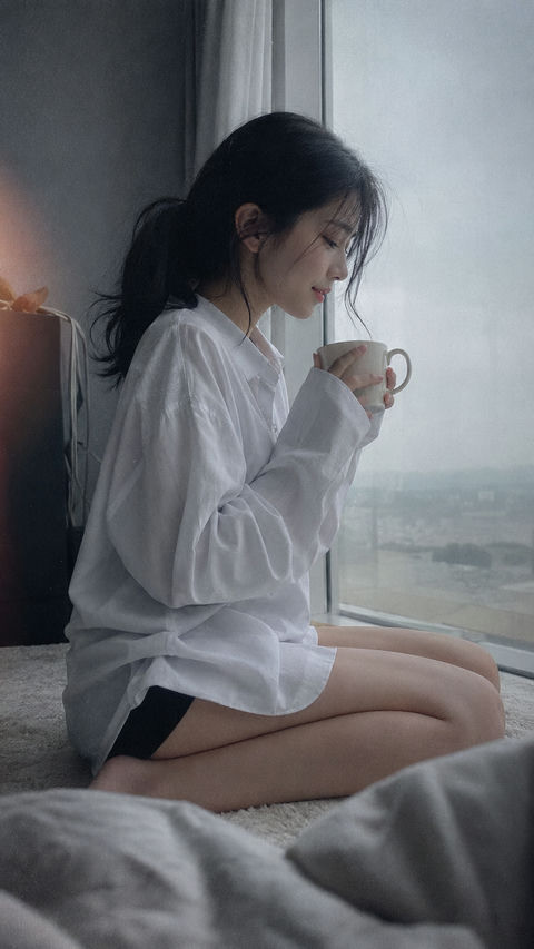 清晨落地窗前的韩系偶像女友私密抓拍 - AI图片提示词示例