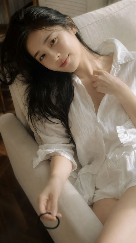 奶油色午后时光：韩国女偶像的恋人视角私密写真 - AI图片提示词示例
