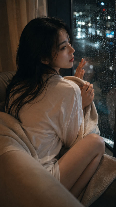 雨夜窗边思念中的韩国偶像私密肖像 - AI图片提示词示例