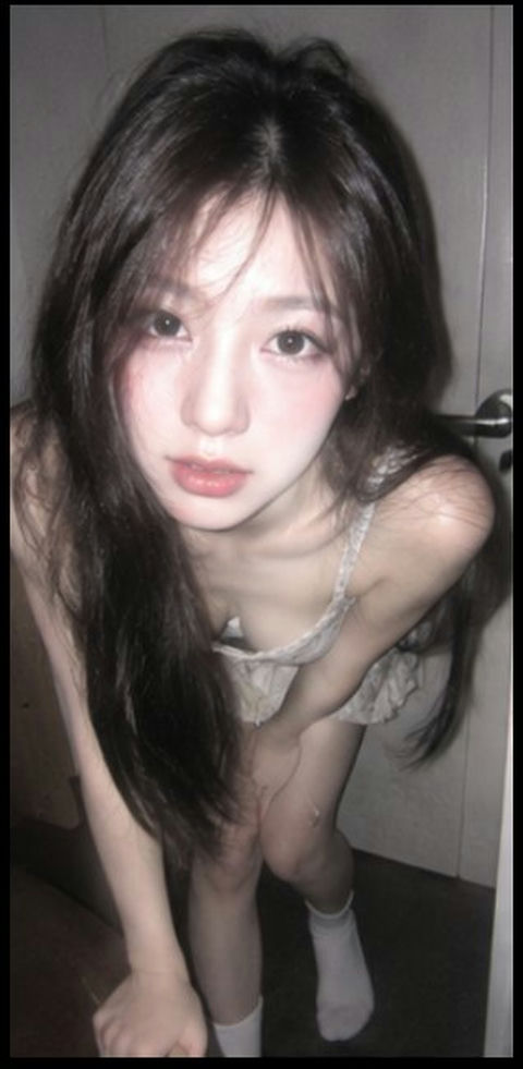 深夜室内东亚女性写实抓拍人像 - AI图片提示词示例
