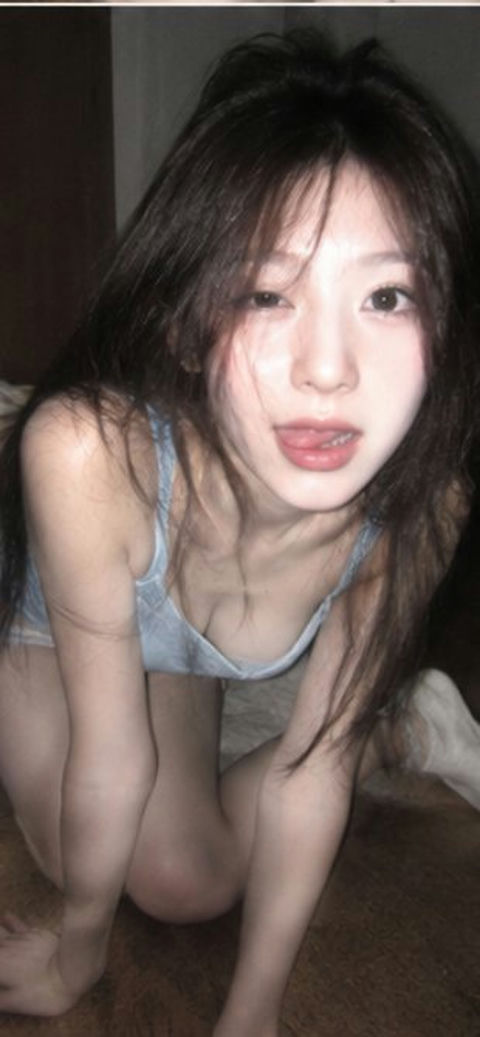 昏暗卧室深夜随拍扎发东亚女性 - AI图片提示词示例