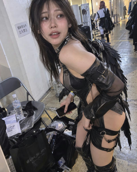 近未来堕天使COS活动后深夜手机抓拍 - AI图片提示词示例