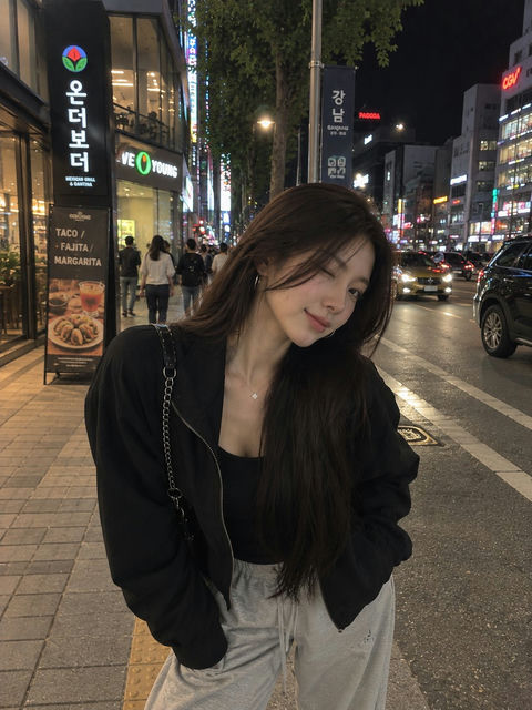 韩国繁华都市夜晚街头自拍女性写实人像 - AI图片提示词示例