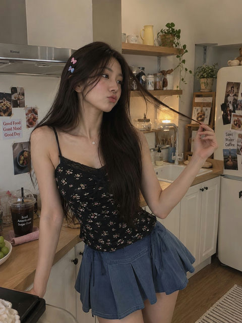 厨房中穿着碎花吊带的年轻女性肖像 - AI图片提示词示例