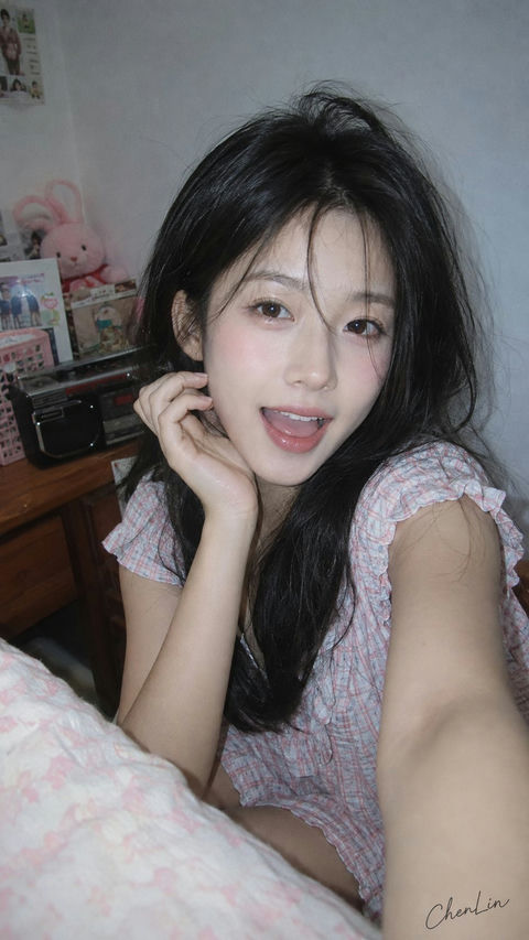 韩系居家旧数码感女性写真 - AI图片提示词示例