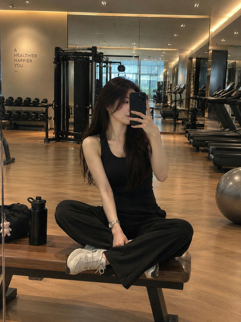 豪华健身房镜前自拍的时髦女性 - AI图片提示词示例