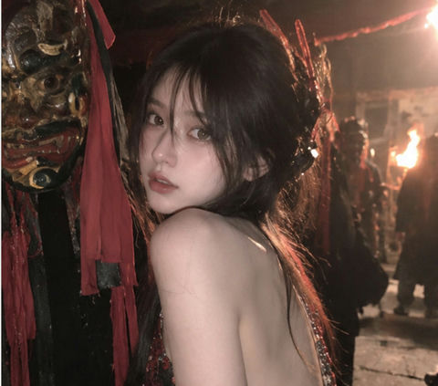中国傩戏祭典红衣女子特写 - AI图片提示词示例