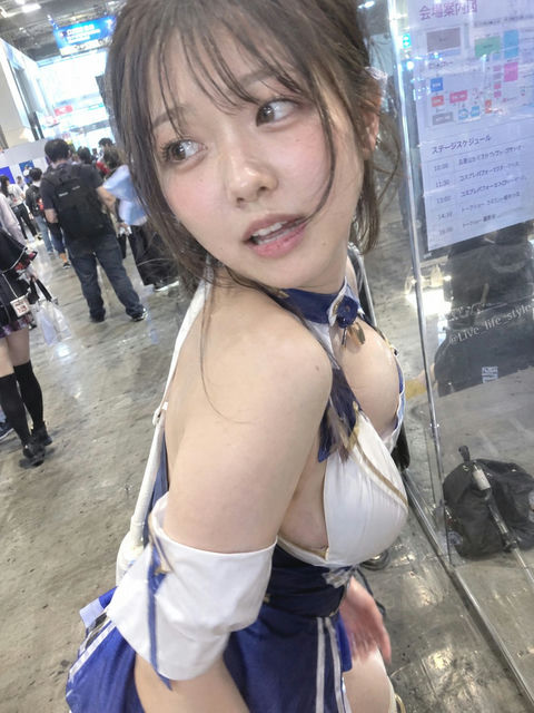 手机镜头下日系少女偶然瞬间的奇迹一拍 - AI图片提示词示例