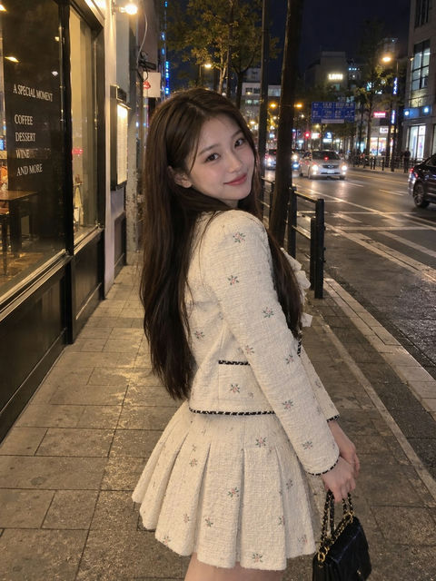 繁华都市夜色下的优雅年轻女性街拍 - AI图片提示词示例