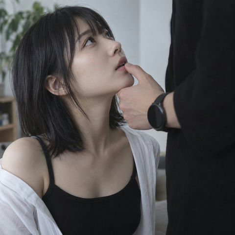 室内极近距离抬头仰望女性抓拍 - AI图片提示词示例
