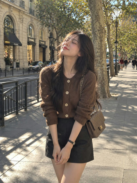 奢华街头风阳光少女全景人像 - AI图片提示词示例