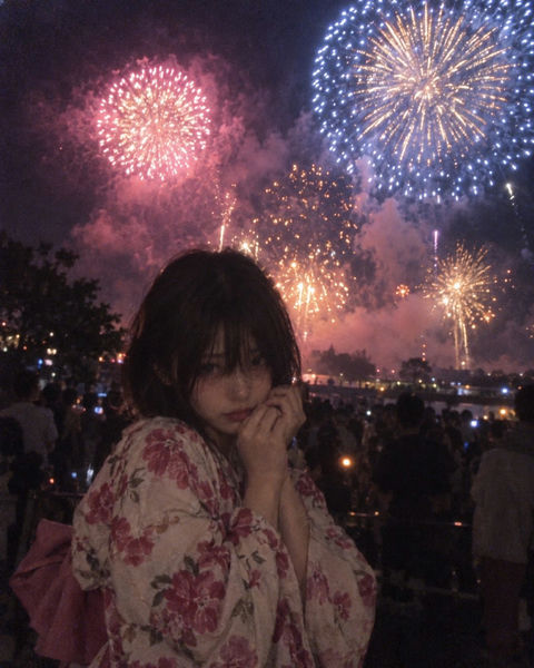 夏日烟火祭典少女超写实胶片随手拍 - AI图片提示词示例