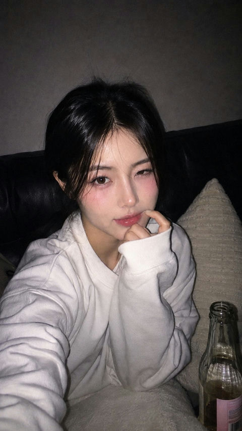 CCD韩系女友居家夜拍胶片感 - AI图片提示词示例