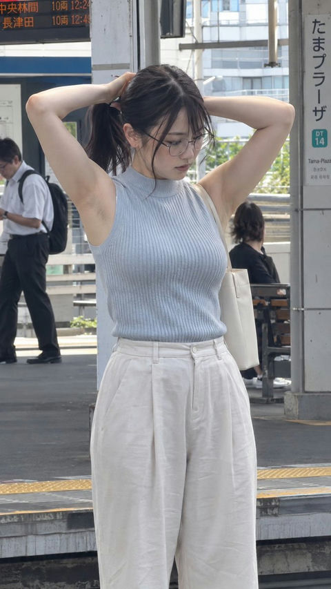 日本车站月台扎发女性iPhone抓拍 - AI图片提示词示例