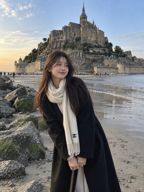 欧洲古建海滩背景亚裔女性写实旅拍 - AI图片提示词示例