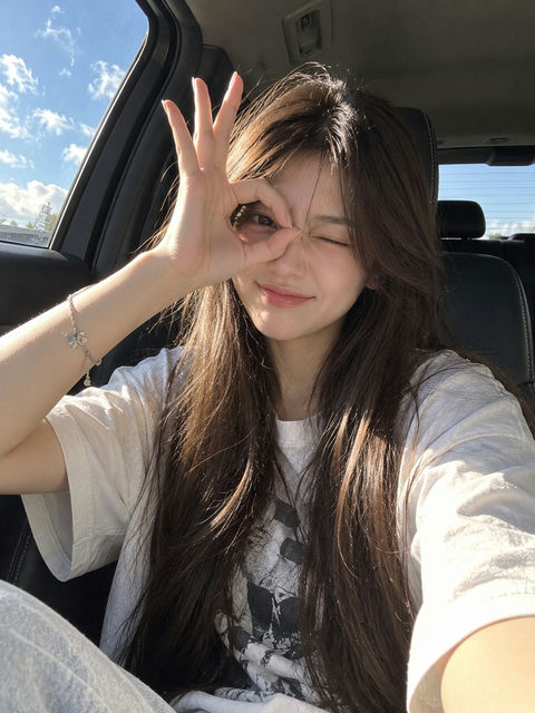 车内青春女孩俏皮自拍人像 - AI图片提示词示例