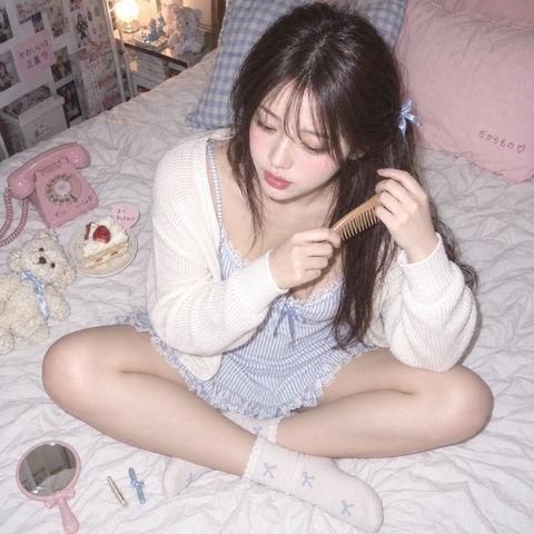CCD复古闪光：白床单上的清透东亚少女 - AI图片提示词示例