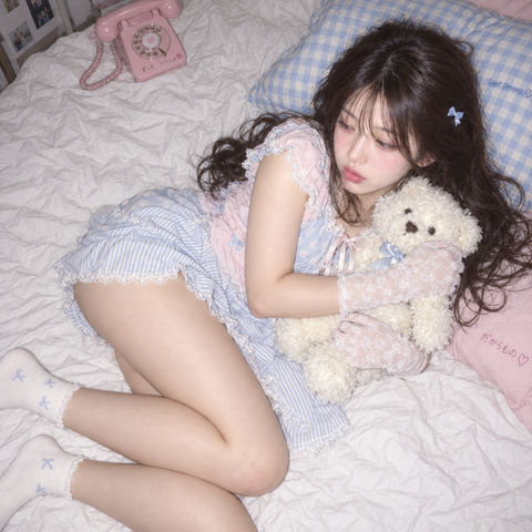 深夜卧室里的温柔CCD复古少女快照 - AI图片提示词示例