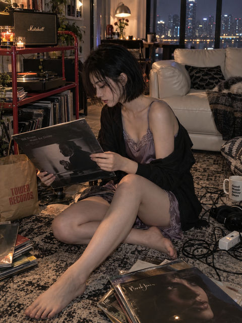 深夜客厅整理黑胶唱片的东亚少女 - AI图片提示词示例