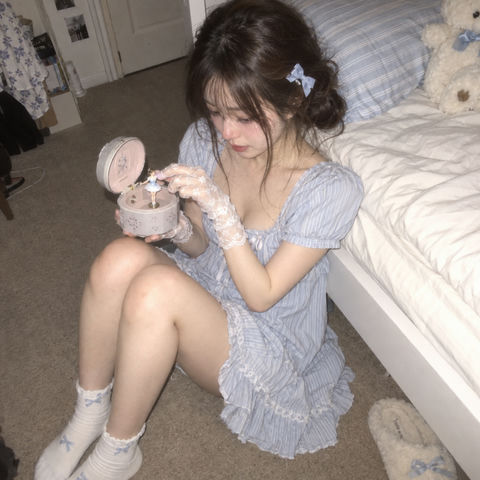 CCD视角下卧室里的音乐盒少女 - AI图片提示词示例