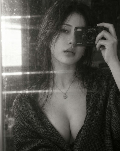胶片质感黑白镜面自拍东亚女性人像 - AI图片提示词示例
