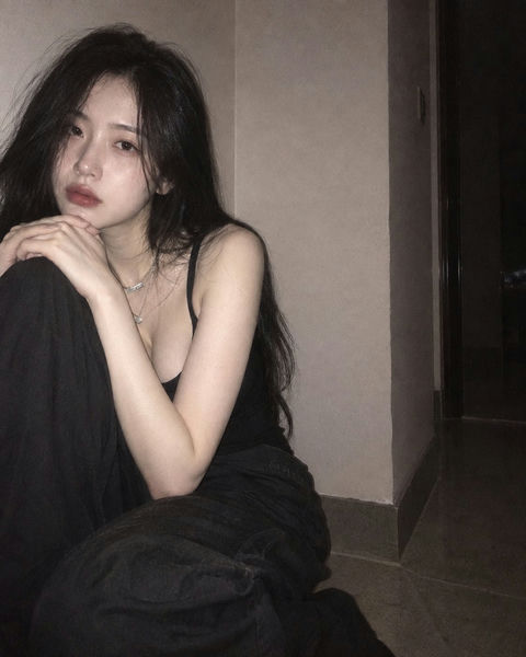 室内角落蜷坐低清闪光写实人像 - AI图片提示词示例