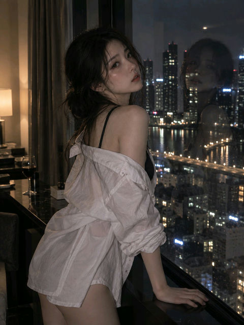 城市公寓落地窗前的年轻亚洲女性 - AI图片提示词示例