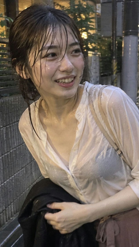 雨中街头抱衣侧笑的成年女性 - AI图片提示词示例